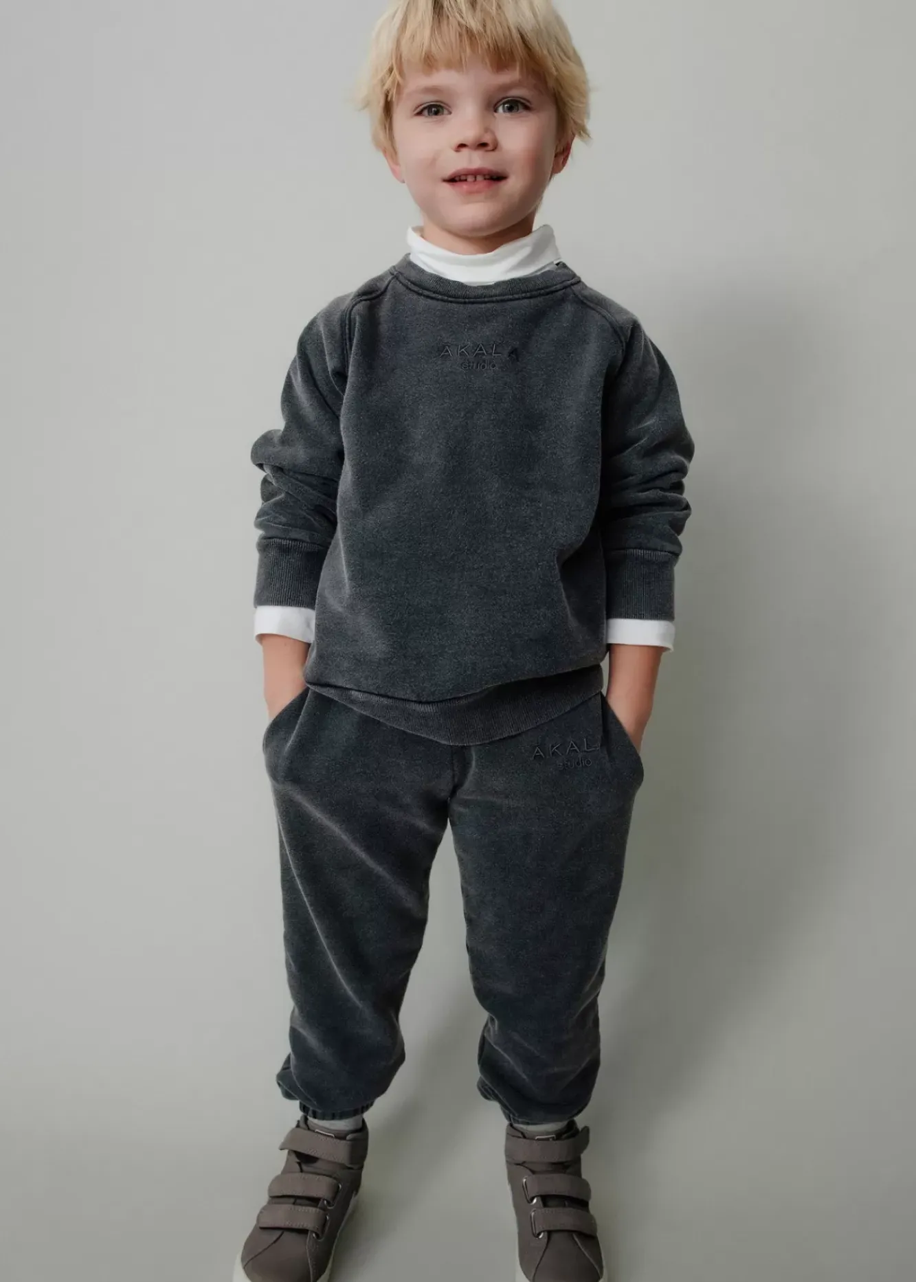 The Akala Studio Pantalones Washed Grey Niños New